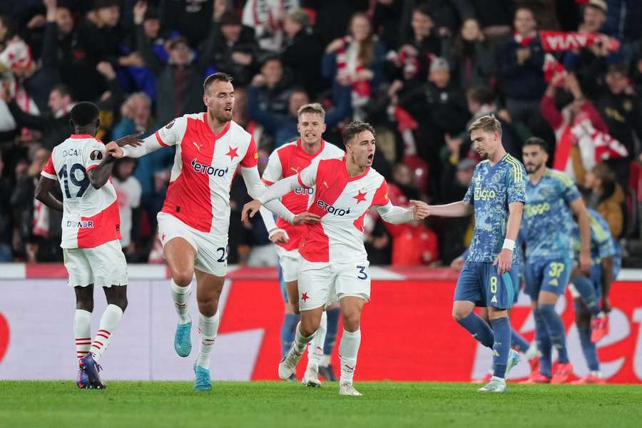 Ajax kan voorsprong niet vasthouden bij Slavia Praag