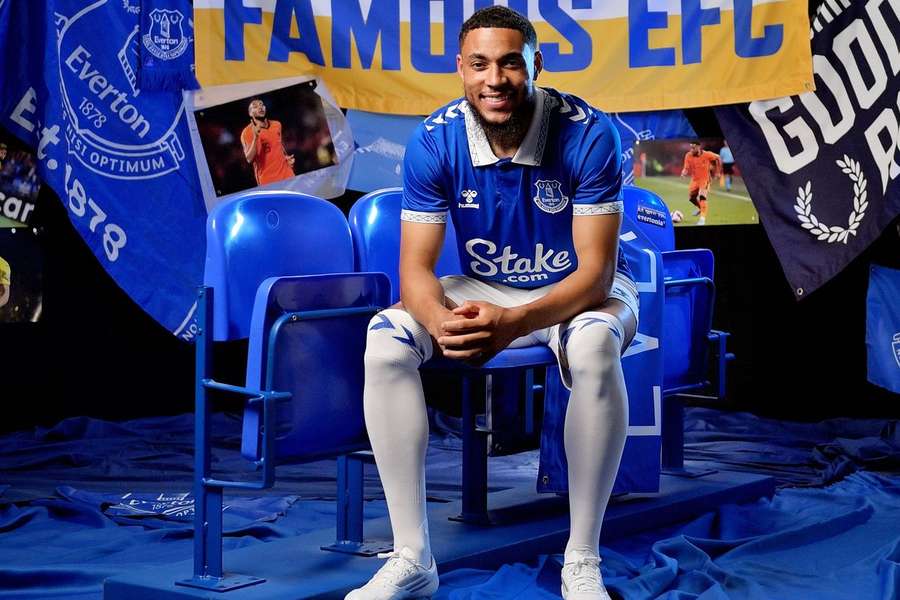 Arnaut Danjuma com a camisola do Everton