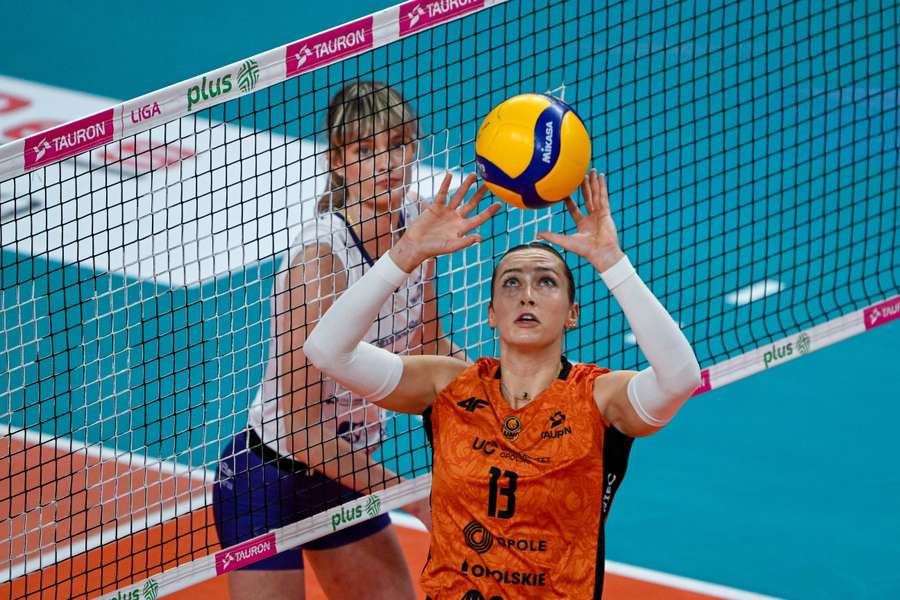 Siatkarka KS DevelopResu Rzeszów Julita Piasecka (L) i Margaret Speaks (P) z UNI Opole podczas meczu Ekstraklasy