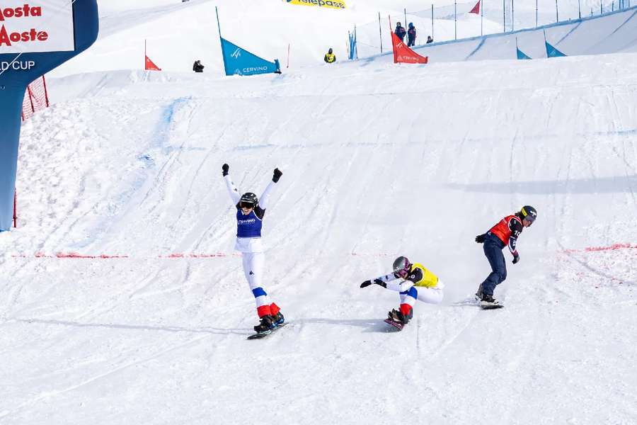 Chloé Trespeuch et les Bleues du snowboardcross en forme 