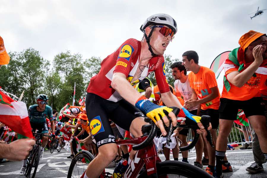 Mattias Skjelmose på vej op ad Cote de Pike - Første etape af Tour de France