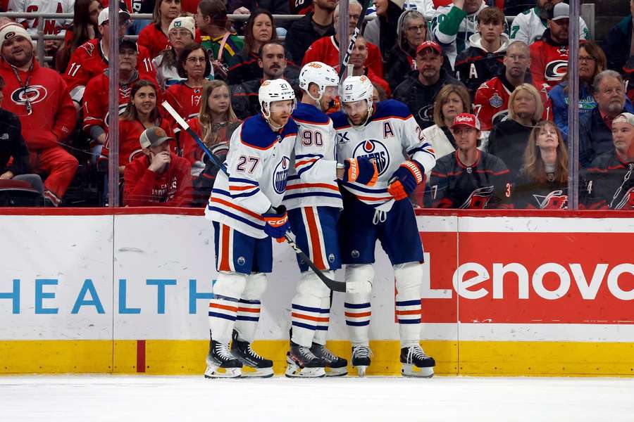 Draisaitl mit seine Oilers-Kollegen.