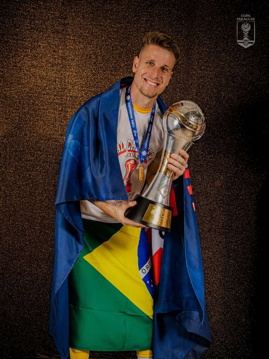 Táles, o primeiro jogador brasileiro campeão da Copa do Paraguai