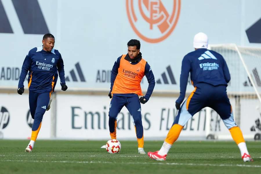 Alaba, junto a Rodrygo en el último entrenamiento del Madrid antes de viajar a Yedá
