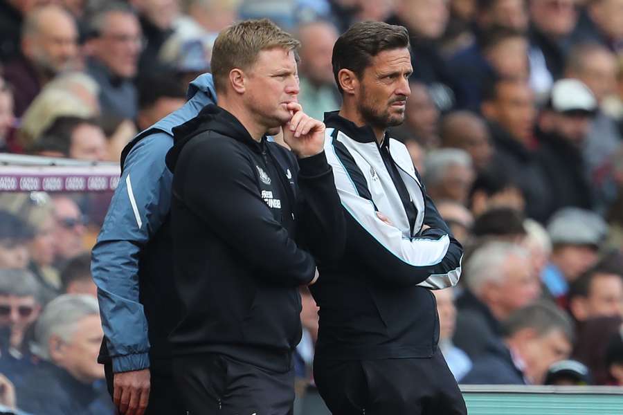 Newcastle United head coach Eddie Howe (L) and assistant coach Jason Tindall (R) look on