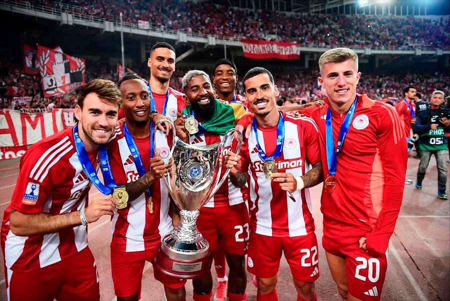 Costinha ha vinto il campionato, la Coppa di Grecia e la Supercoppa con l’Olympiacos Costinha ha vinto il campionato, la Coppa di Grecia e la Supercoppa con l’Olympiacos
