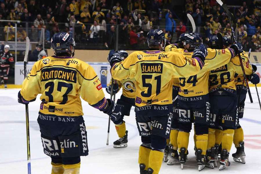Hráči Zlína se radují z výhry po nájezdech v utkání play off Maxa Ligy proti Chomutovu.