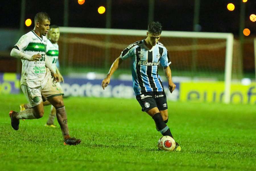 O Grêmio assumiu a liderança do grupo 8 ao vencer o Guarani