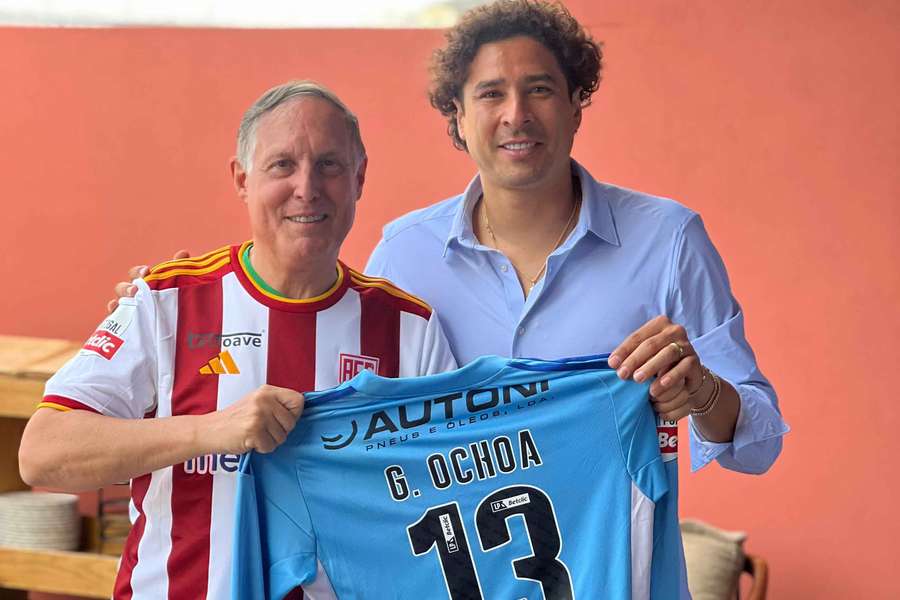 Memo Ochoa, con el embajador mexicano en Portugal