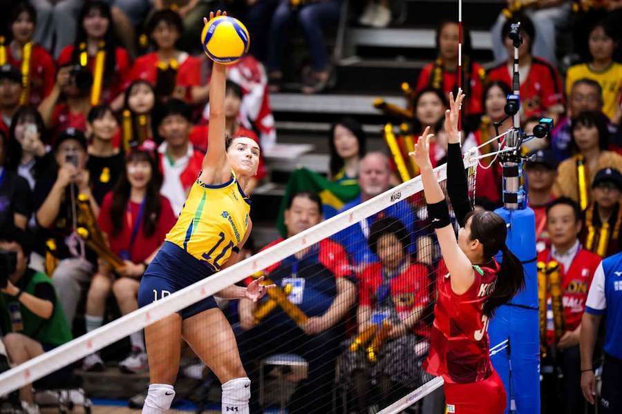 Gabi em ação de ataque contra o Japão Gabi em ação de ataque contra o Japão