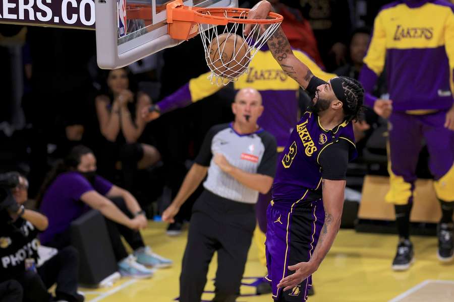 Anthony Davis in actie tegen de Suns