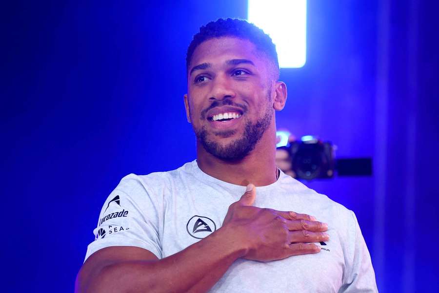 Anthony Joshua stoczy pokazową walkę bokserską z youtuberem Jake'em Paulem Anthony Joshua stoczy pokazową walkę bokserską z youtuberem Jake'em Paulem