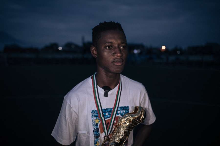 Okombe, máximo goleador del torneo.