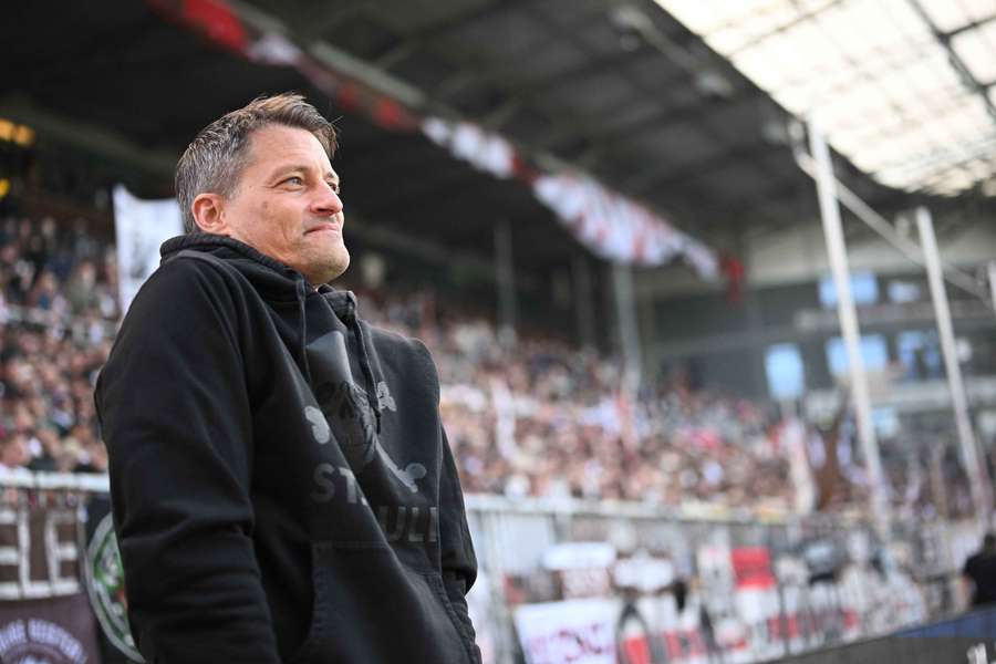 Der FC St. Pauli um Trainer Alexander Blessin darf sich im kommenden Jahr auf das Stadtderby gegen den Hamburger SV freuen.