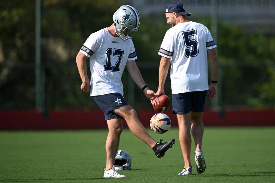 Brandon Aubrey faz embaixadinhas durante treino dos Cowboys Brandon Aubrey faz embaixadinhas durante treino dos Cowboys