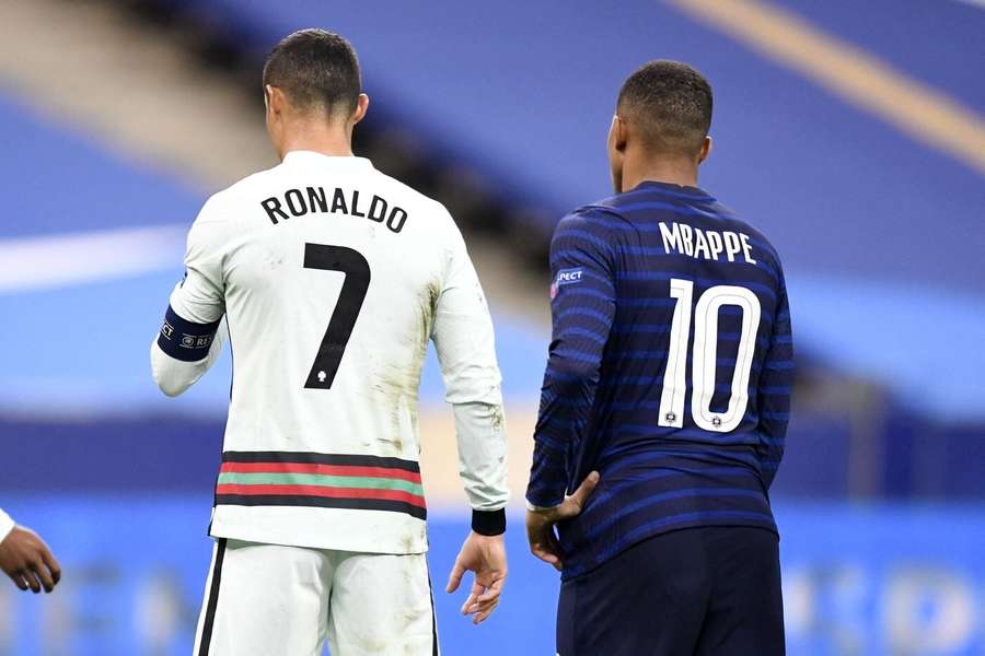 Cristiano Ronaldo et Kylian Mbappé lors d'un France-Portugal au Stade de France.