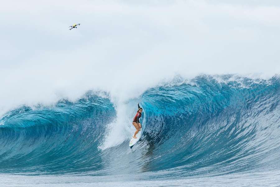 Caroline Marks cai nos quartos em Peniche