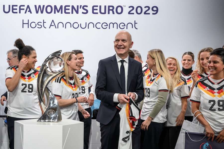 Die DFB-Vertreter feiern den Zuschlag für die Ausrichtung der Frauen-EM 2029.