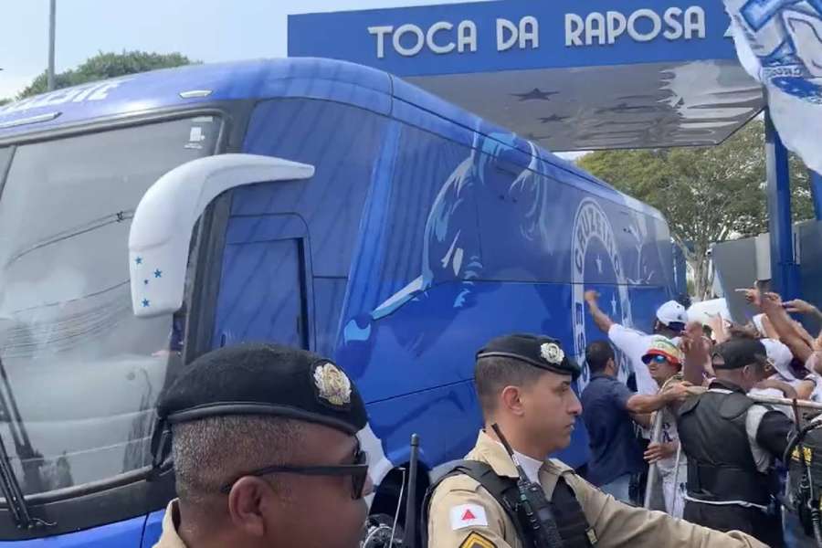 Ônibus do Cruzeiro deixou a Toca da Raposa 2 sob forte protesto 