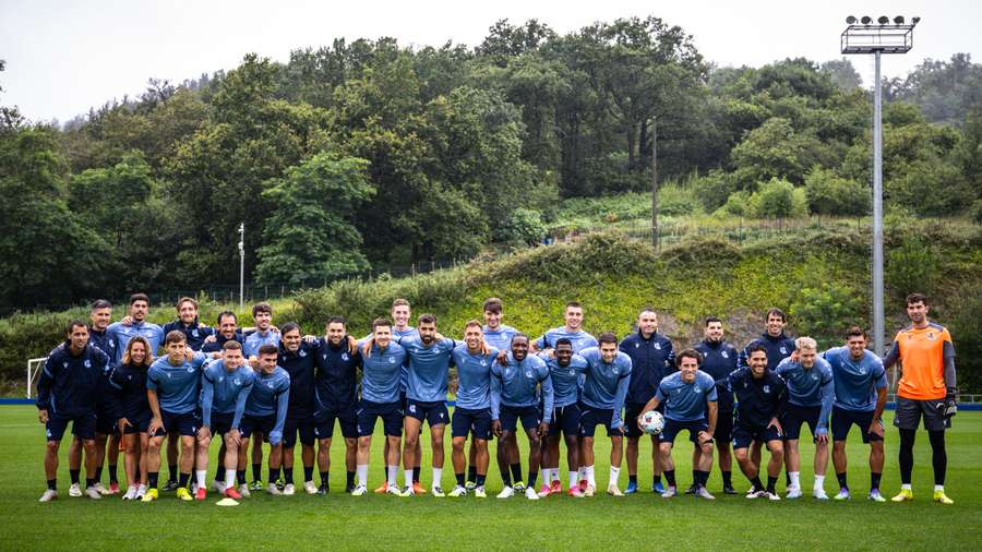 Foto de familia del primer entrenamiento de la Real Sociedad 25/26