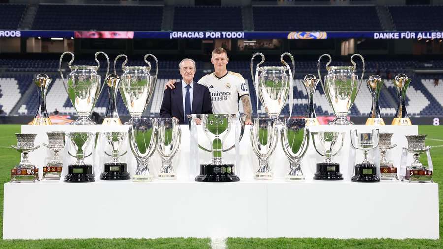 Toni Kroos, ao lado de Florentino Pérez, com todos os seus títulos como jogador do Real Madrid