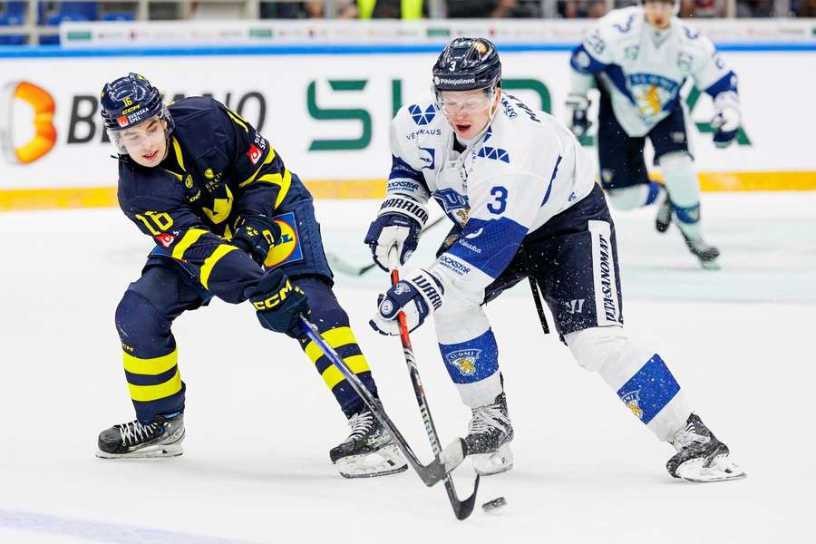 Olli Määttä (vpravo) v akcii v drese Fínska v príprave na MS proti Švédsku.