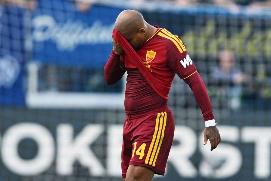 Roma's Donyell Malen walks off the pitch after being sent off against Como