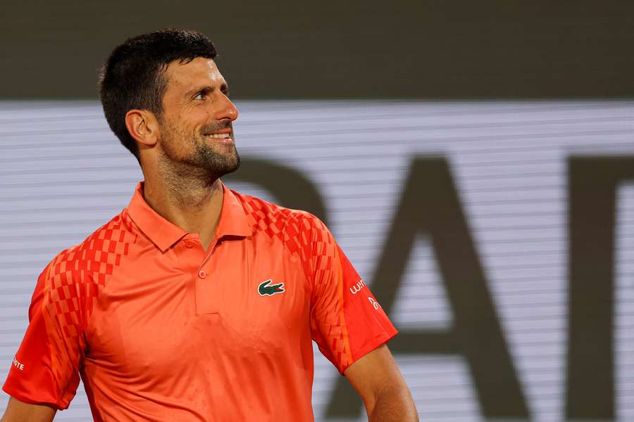 Trods de svære forhold spillede Djokovic sig videre.