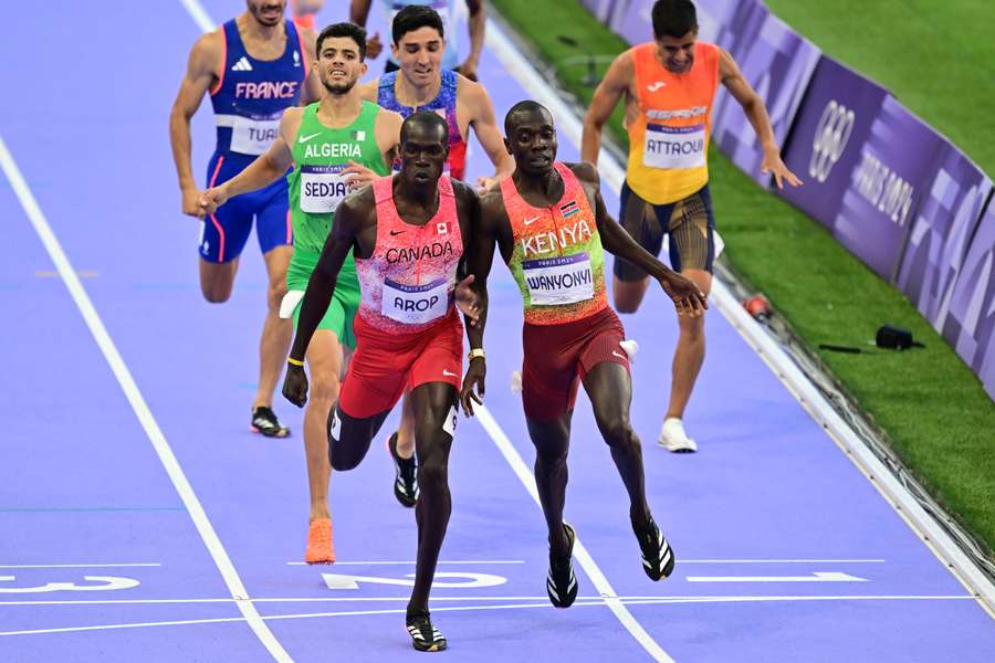 Llegada de la final de 800 metros