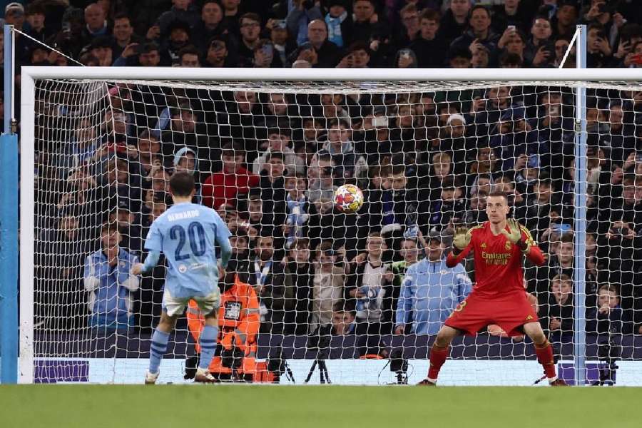 Lunin ficou no meio e pegou pênalti de Bernardo Silva