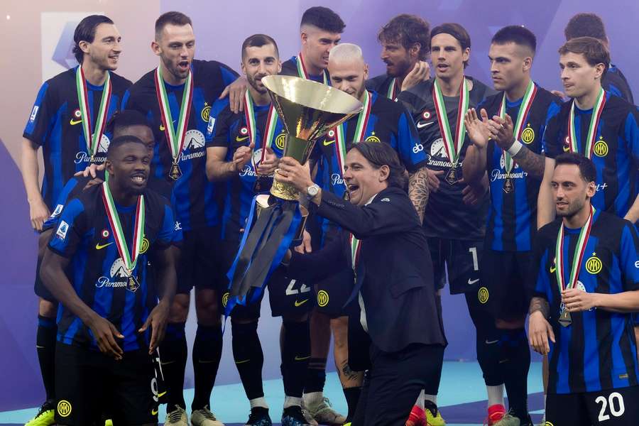 Inzaghi comemora a conquista do título da Serie A com os jogadores do Inter