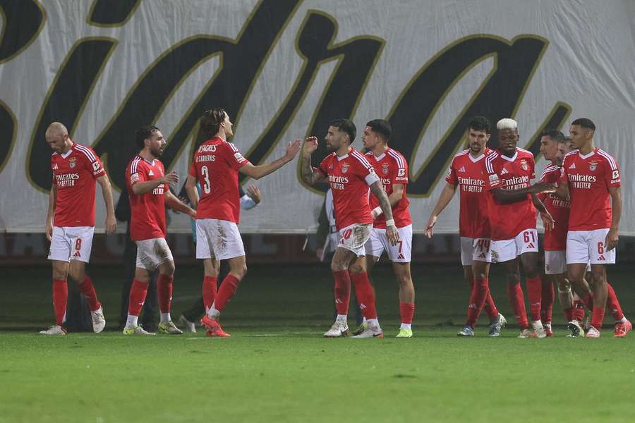 Jogadores do Benfica celebram o golo