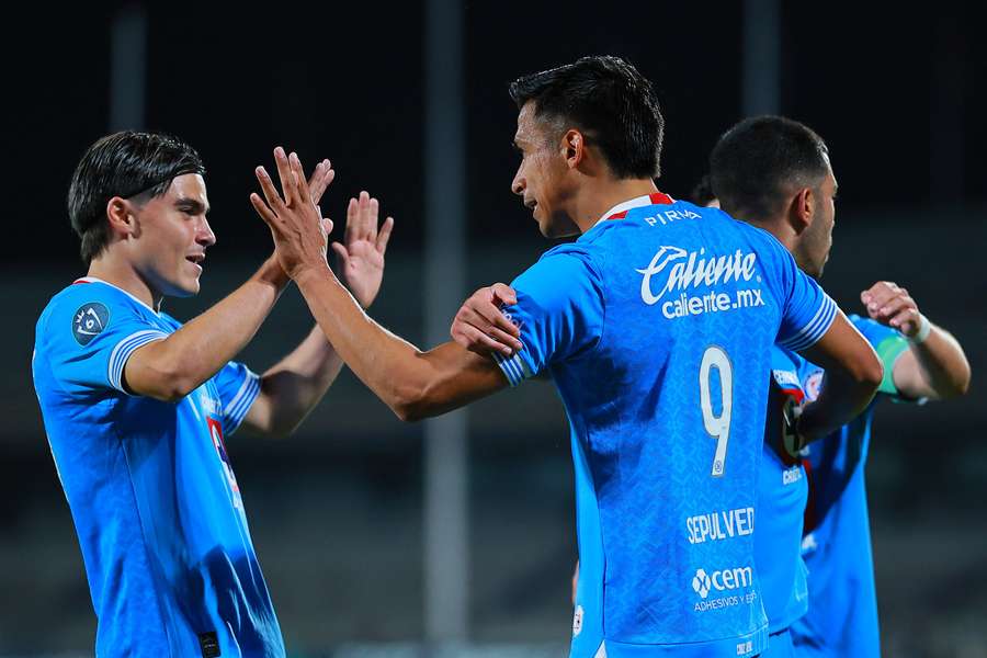Cruz Azul se imponen y siguen adelante en el torneo.