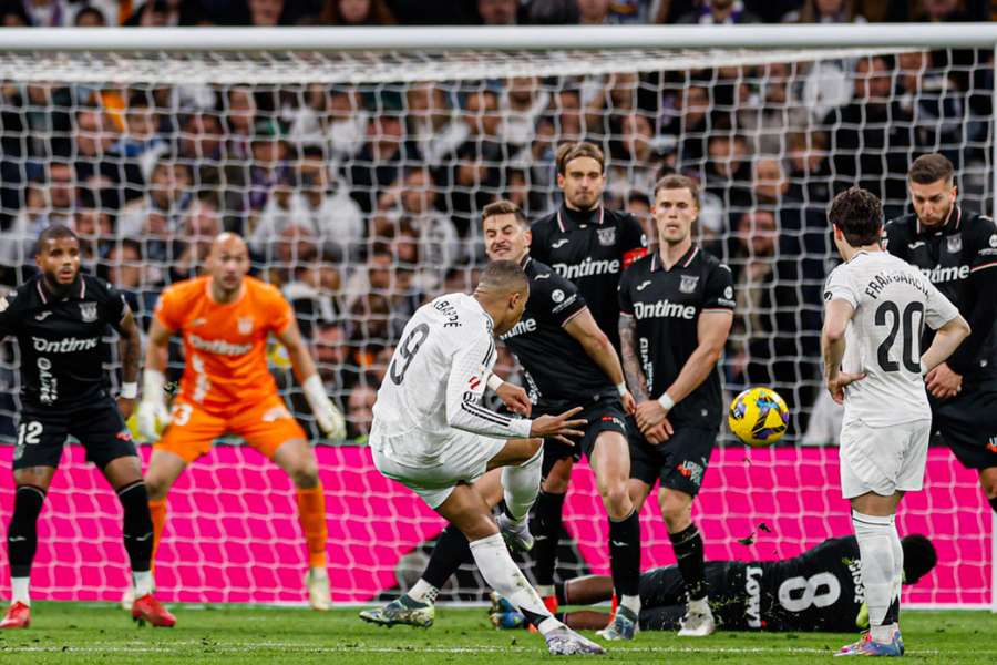 Mbappé, en el momento de lanzar la falta del 3-2
