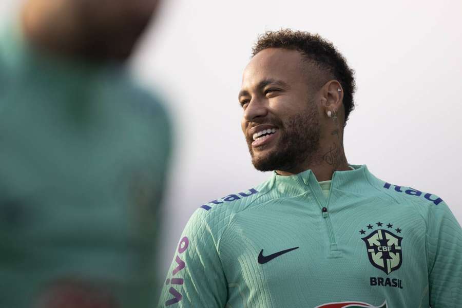 Dia da seleção: Neymar treina com grupo e Marquinhos alivia torcida