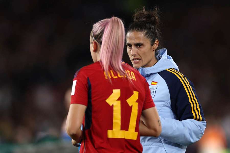 Montse Tomé, com Alexia Putellas, durante um jogo da seleção