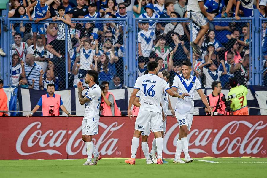 Vélez, derrotado en casa
