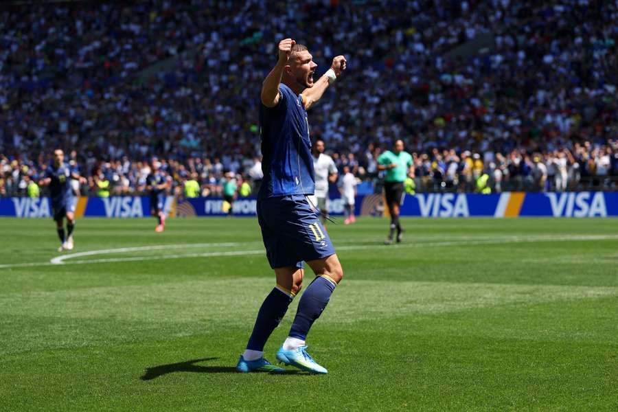 Dzeko, celebrando