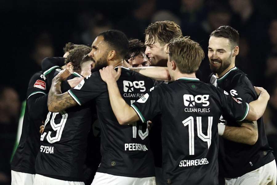 FC Groningen viert de 0-1 van Laros Duarte bij Feyenoord
