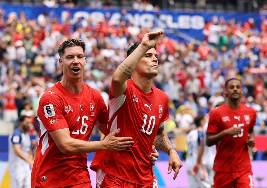 Granit Xhaka célébrant son but face à la Bosnie, faisant signe aux critiques de se taire Granit Xhaka célébrant son but face à la Bosnie, faisant signe aux critiques de se taire