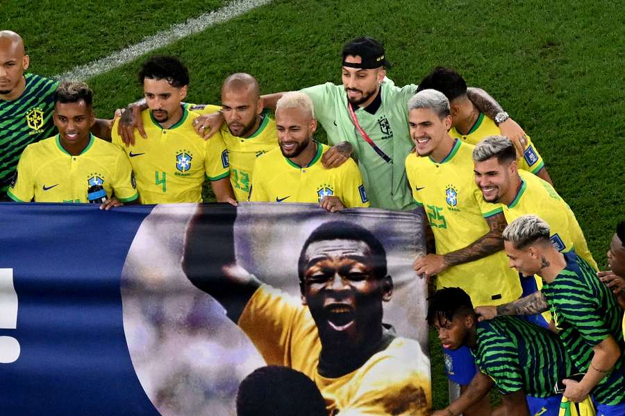 Jogadores da Seleção prestaram homenagem ao Rei após partida contra a Coreia do Sul