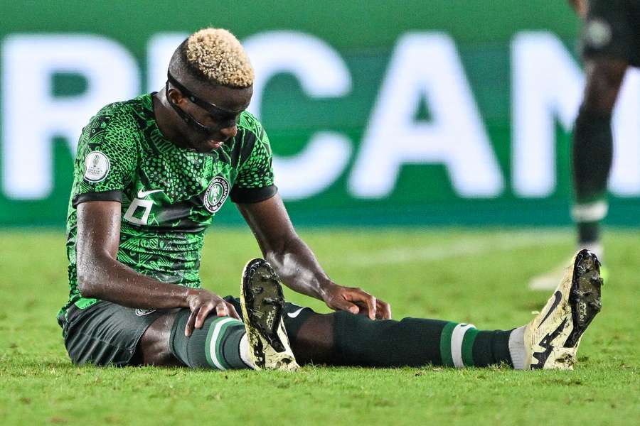 Victor Osimhen reagerer efter at have pådraget sig en skade under kvartfinalen i Africa Cup of Nations 2024 mellem Nigeria og Angola.