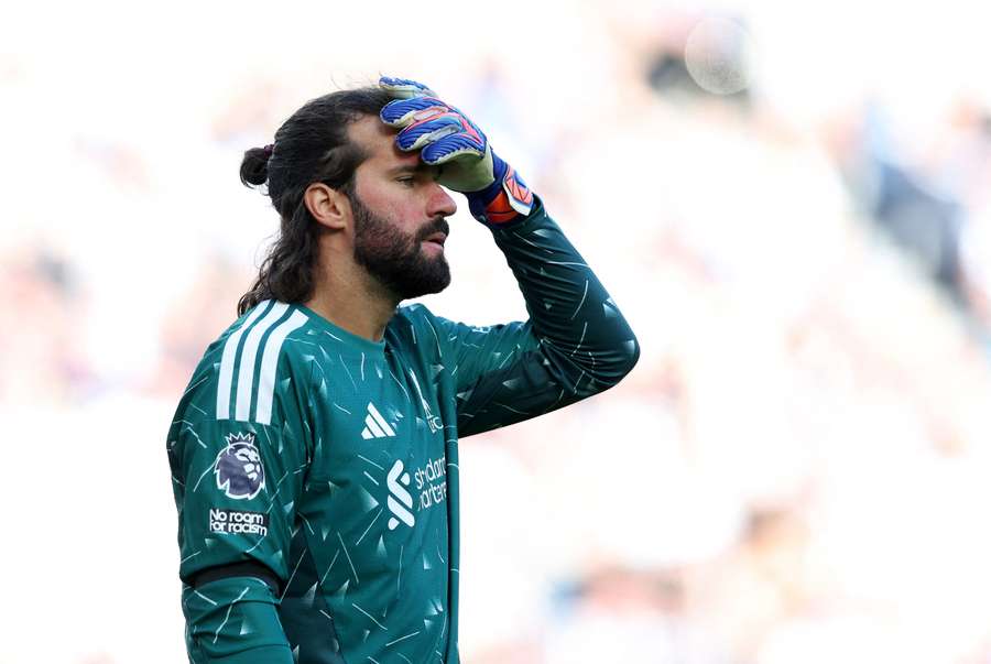Alisson em ação durante estreia contra o Newcastle Alisson em ação durante estreia contra o Newcastle