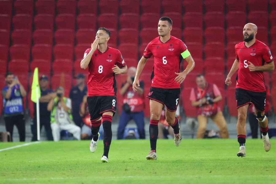 Kristian Asllani celebra il gol vittoria