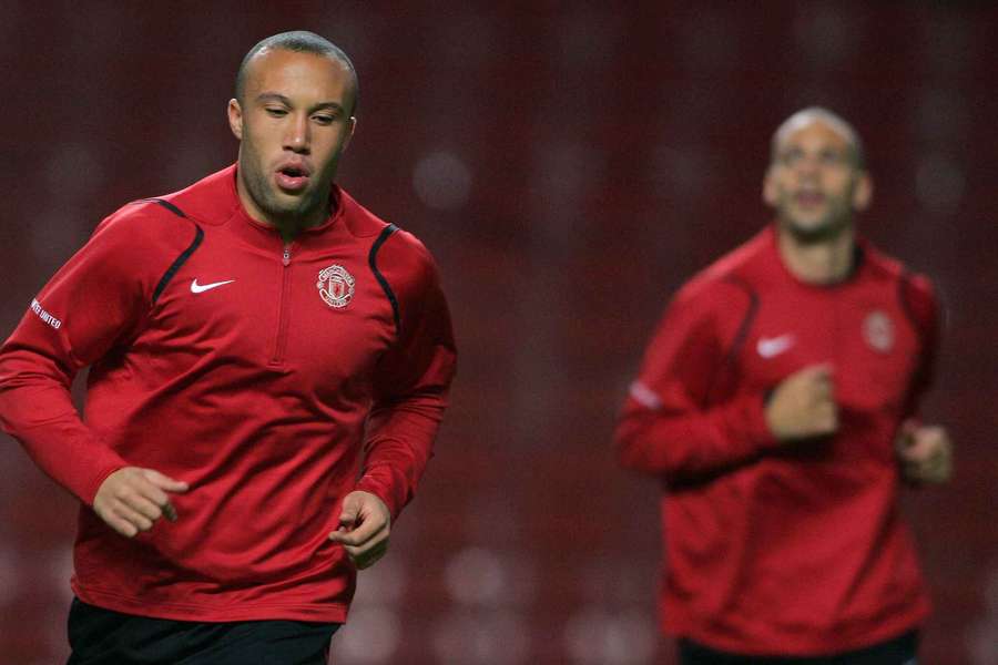 Mikael Silvestre (esquerda) tem um passado pelo Manchester United e Arsenal