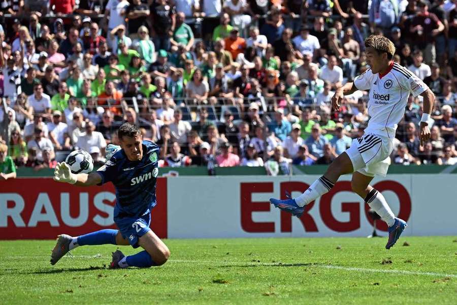 Frankfurts Ritsu Doan bei seinem Treffer im DFB Pokal gegen den FV Engers.