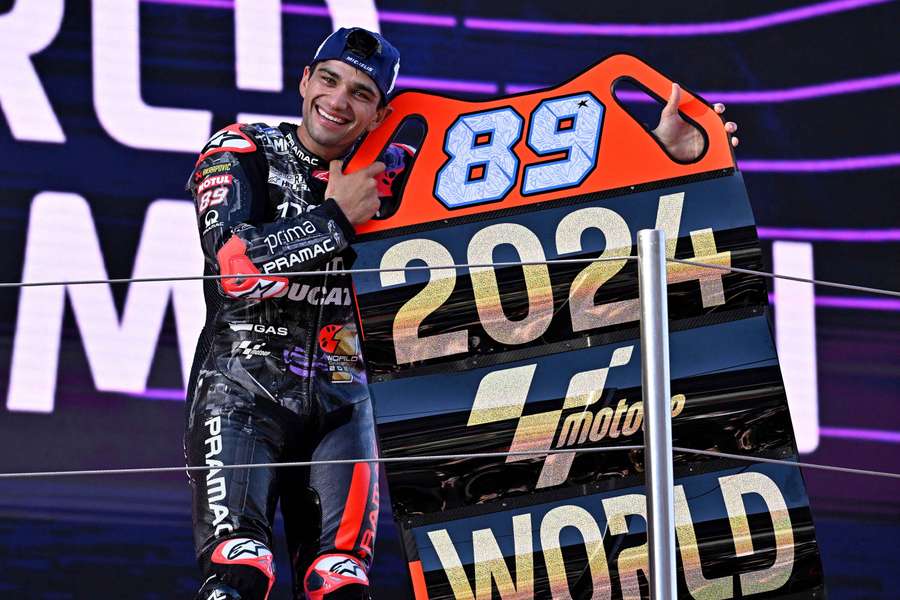 Jorge Martin de la Prima Pramac Racing sărbătorește pe podium după ce a câștigat Campionatul Mondial MotoGP în 2024