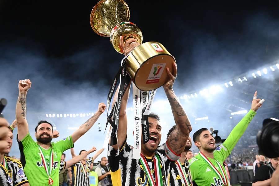 Capitão da Juventus, Danilo ergueu a taça da Copa da Itália