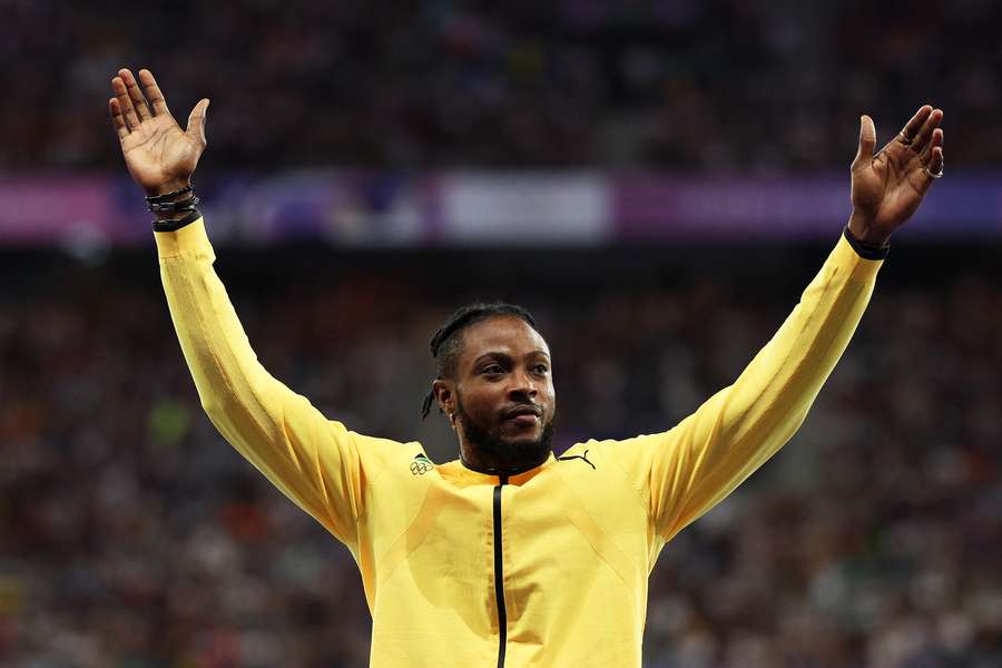 Kishane Thompson, en el podio de los Juegos Olímpicos de París
