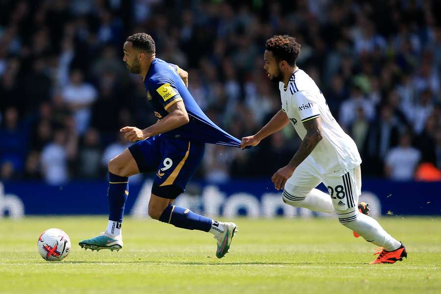 McKennie segura Wilson, autor de dois golos do Newcastle